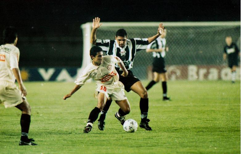 Copa Conmebol de 1997 - O Atlético foi à decisão pela terceira vez no torneio continental. Na semifinal, o adversário derrotado foi o Universitario, do Peru. O Galo venceu os dois jogos: 2 a 0 fora de casa e 4 a 0 no Mineirão. Na final, o Alvinegro foi campeão contra o Lanús, da Argentina.