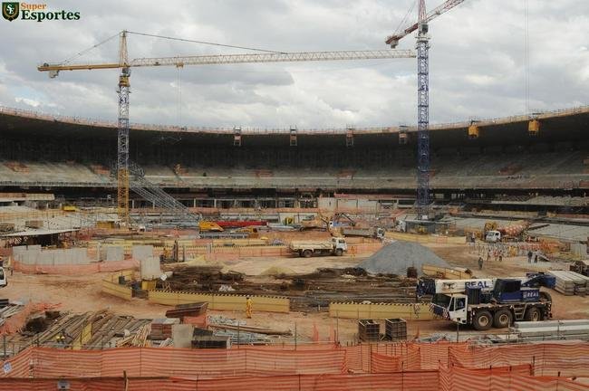 04/06/2012 - Tubos que sustentaro a nova cobertura, em formato de membrana, chegam ao estdio e comeam a ser instalados. 