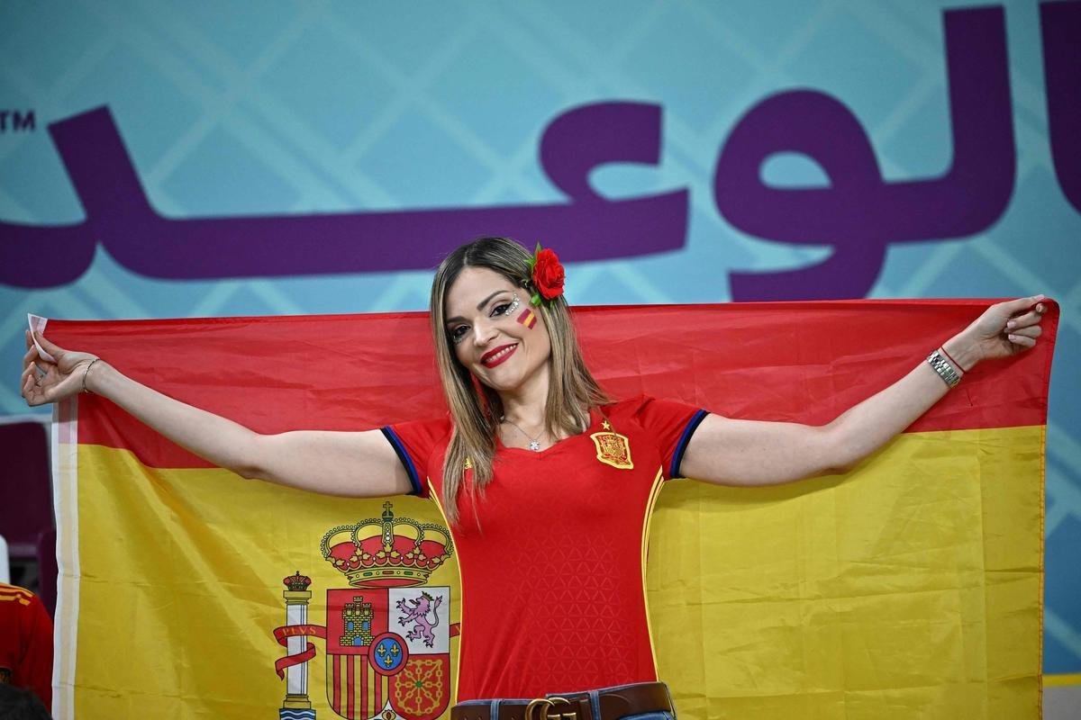 Japoneses e espanhis na partida pelo Grupo E da Copa do Mundo, no Estdio Internacional Khalifa, em Doga