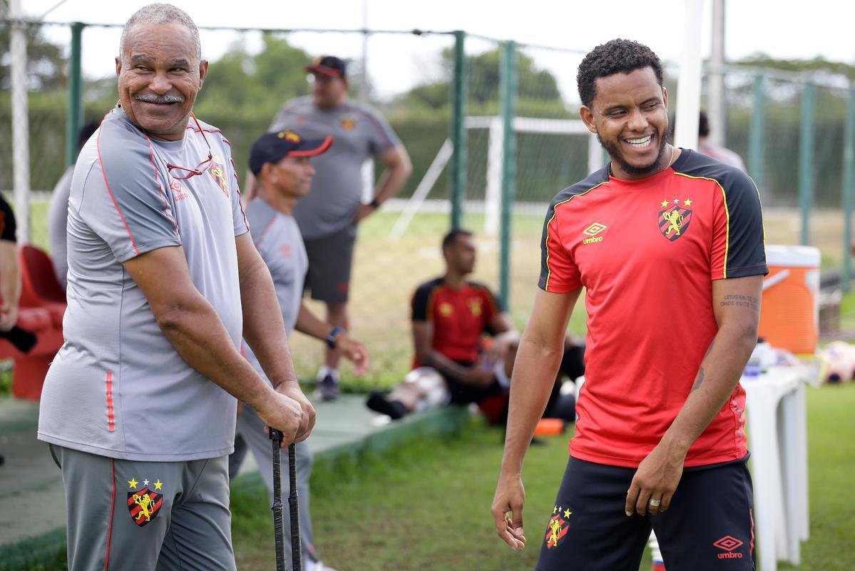 Rithely teve uma manhã agitada no CT do Sport. Ainda sem treinar, o jogador esteve nas instalações do clube para realizar exames fisiológicos junto ao preparador do clube, Inaldo Freire. Depois, apareceu no campo para cumprimentar os companheiros e assistir a movimentação comandada pelo técnico Guto Ferreira. Por fim, concedeu entrevista coletiva, onde abordou o retorno ao clube - confira na íntegra acessando o nosso site