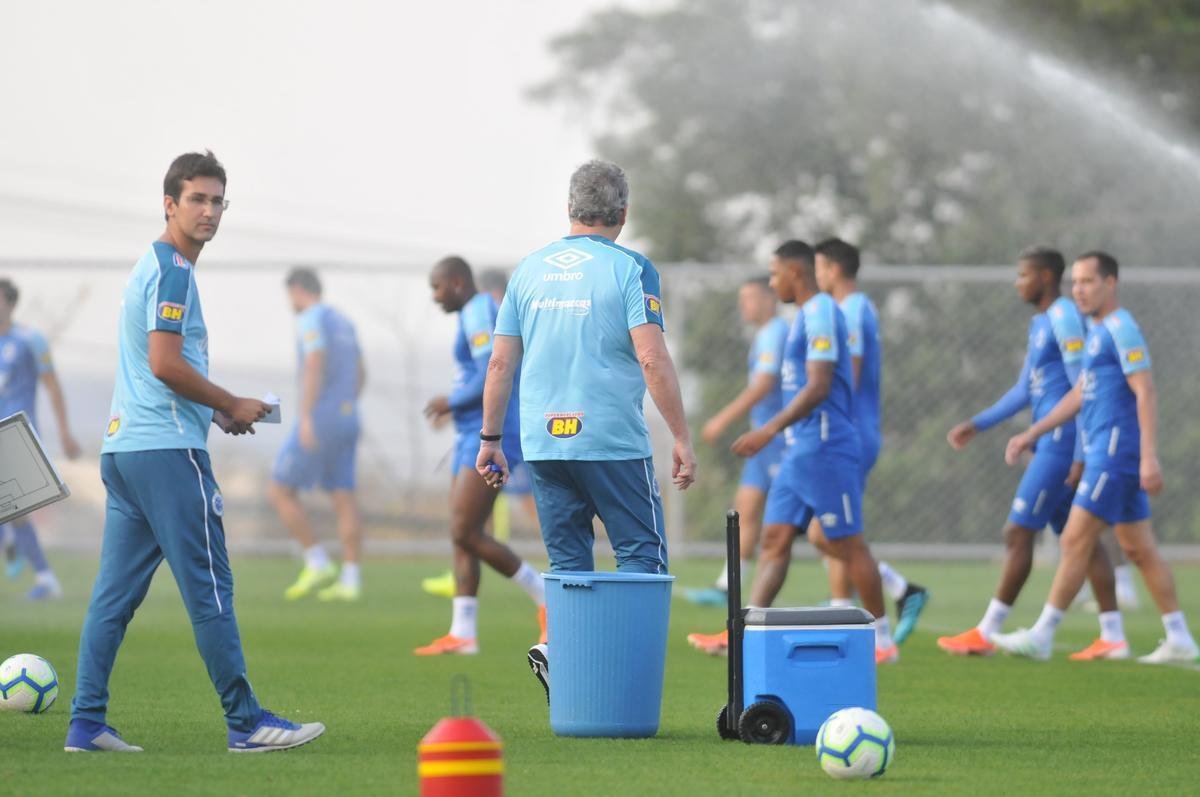 Fotos do primeiro treino de Abel Braga na Toca da Raposa II. Tcnico foi apresentado pelo Cruzeiro neste sbado e dirigir a equipe na segunda, s 20h, diante do Gois, no Serra Dourada, pela 22 rodada do Campeonato Brasileiro