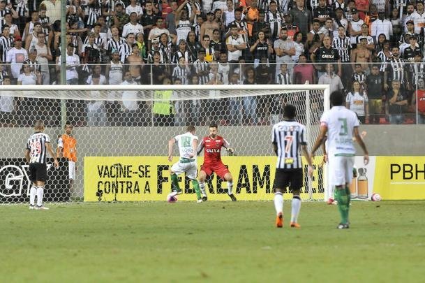 No primeiro tempo, Aylon marcou de cabea, em lance polmico, e auxiliar assinalou impedimento
