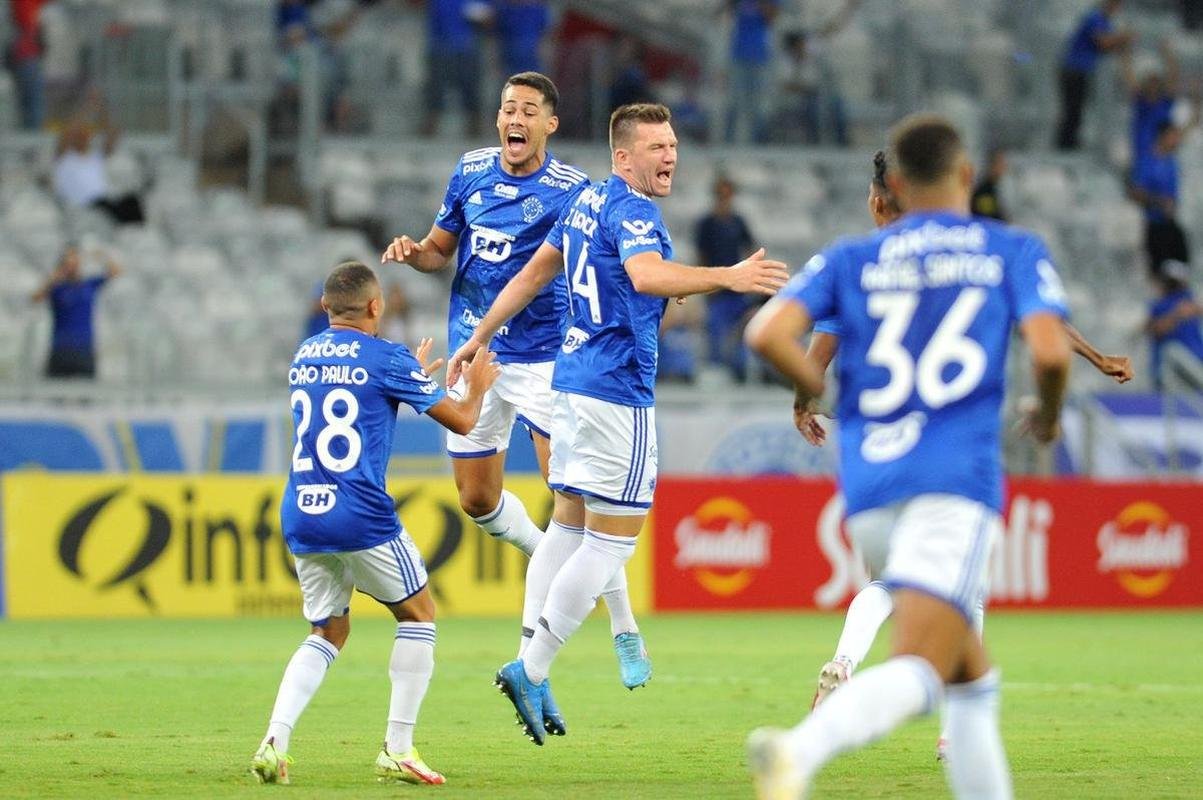 Fotos do gol de falta de Eduardo Brock, do Cruzeiro, sobre o Athletic, no Mineiro, pela semifinal do Campeonato Mineiro