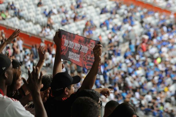 Torcidas de Cruzeiro e Flamengo fizeram a festa em duelo das equipes no Mineiro