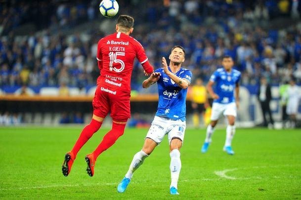 Fotos do primeiro tempo do duelo entre Cruzeiro e Internacional, no Mineiro, pela semifinal da Copa do Brasil