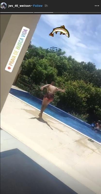 O meio-campista Jos Welison toma banho de piscina no litoral brasileiro