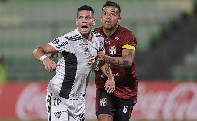 Paulinho teve melhores chances do Galo e parou na trave no segundo tempo
