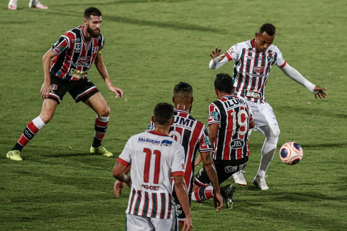 Primeiro tempo de jogo foi pegado, com chances para as duas equipes. O Salgueiro começou se lançando mais para o ataque, mas foram do Santa Cruz as melhores oportunidades. O time coral até balançou as redes, mas a arbitragem assinalou impedimento.