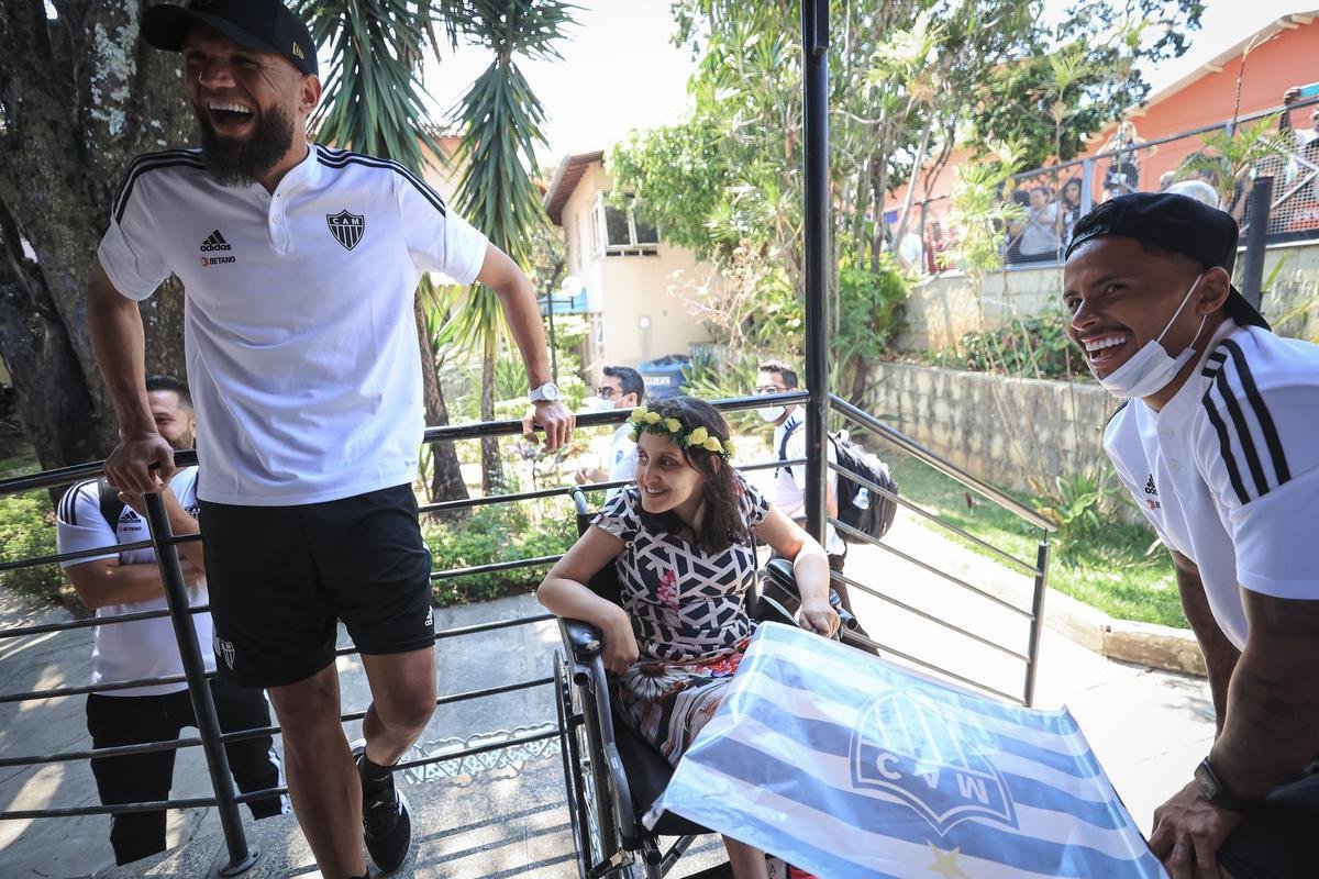 Jogadores do Atltico visitam Ncleo Assistencial Caminhos para Jesus