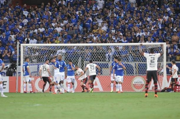 Flamengo abriu o placar no segundo tempo com gol de cabea de Lo Duarte: 1 a 0