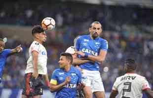Fotos do primeiro tempo do duelo entre Cruzeiro e Flamengo, no Mineiro, pelas oitavas de final da Libertadores
