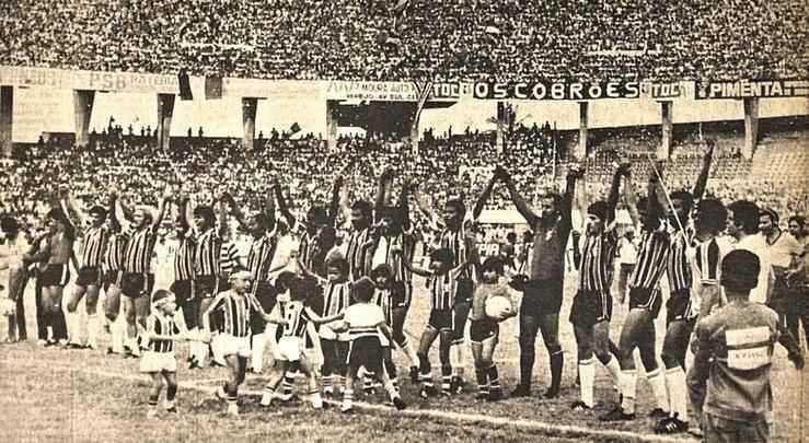 Camisa tricolor em listras verticais feita pela Adidas para 1983