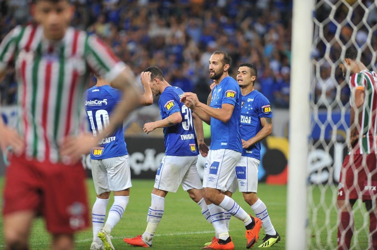 Cruzeiro derrotou Fluminense por 2 a 1, com gols de Raniel e Ayrton Lucas (contra); Henrique, tambm contra, descontou para os cariocas