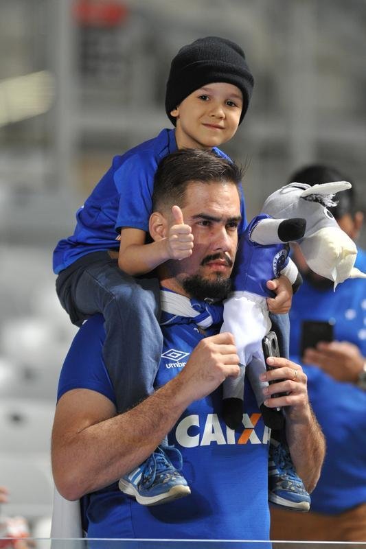 Torcida cruzeirense na partida contra o Atltico-PR, no Mineiro, pelas oitavas de final da Copa do Brasil