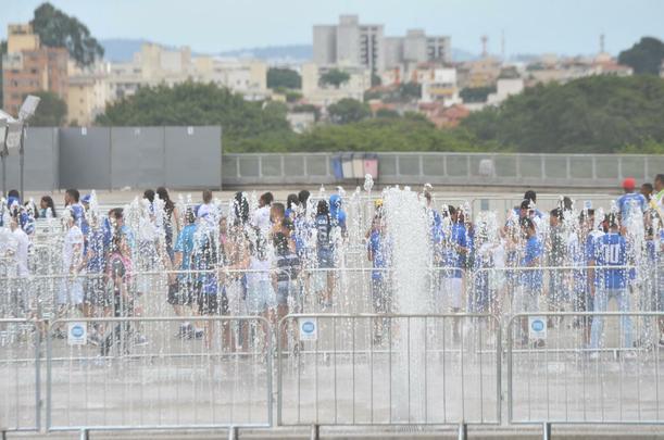 Fotos da torcida do Cruzeiro no primeiro clssico da final do Mineiro, contra o Atltico, no Mineiro