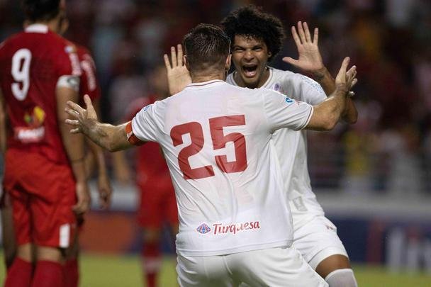 Luanderson abriu o placar pala o N�utico ainda no primeiro tempo do jogo, no Rei Pel�. O CRB virou, fez 2 a 1, mas o N�utico buscou o resultado com gols de Jorge Henrique e Jean Carlos, que marcou o terceiro de falta j� nos acr�scimos.