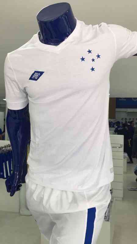 Camisas retr em aluso ao ttulo da Taa Brasil de 1966. Sem patrocnio e com tecido de algodo