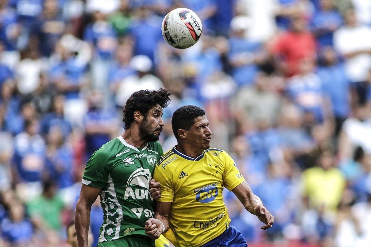Fotos da partida entre Cruzeiro e Chapecoense, pela 24 rodada da Srie B do Campeonato Brasileiro. O jogo foi realizado neste sbado (13), no estdio Man Garrincha, em Braslia.