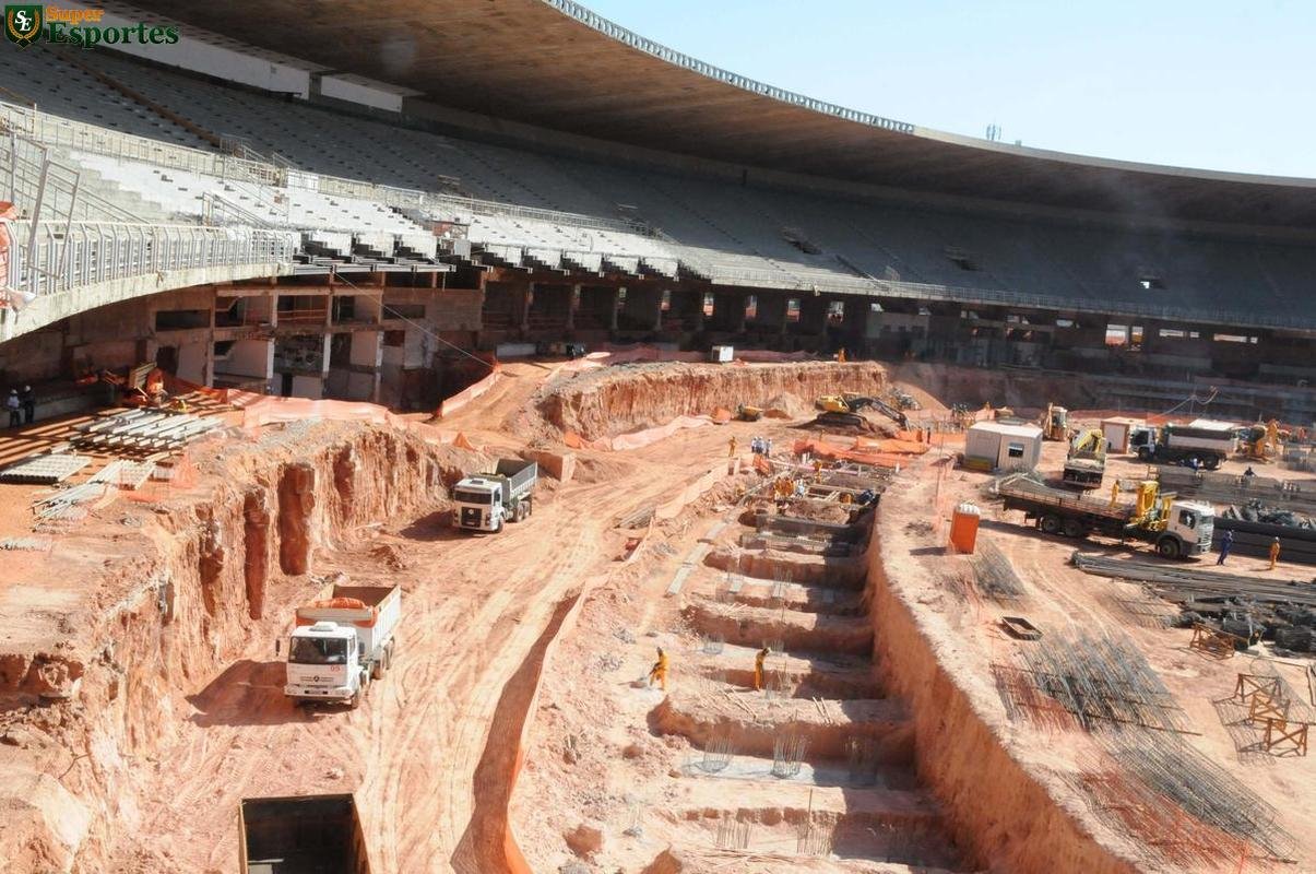 26/08/2011 - No interior do estdio, movimento intenso de caminhes e mquinas pesadas. So construdas as estruturas dos assentos que ficaro mais prximos ao campo.