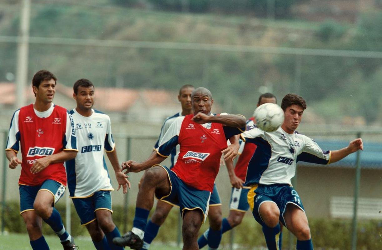 Fotos do zagueiro Joo Carlos em suas passagens pelo Cruzeiro, entre 1996 e 2001