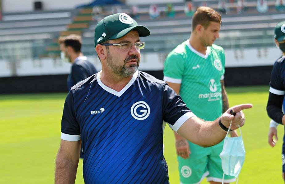 Enderson Moreira foi contratado pelo Goiás para substituir Thiago Larghi, mas durou apenas dez jogos no comando da equipe. Foram três empates e sete derrotas. Ele foi demitido em 17 de novembro.