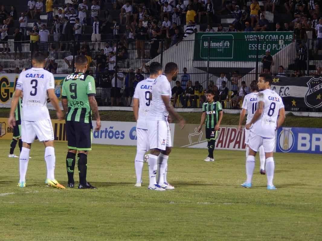 Imagens de ABC x Amrica, no Frasqueiro, em partida vlida pela 15 rodada da Srie B