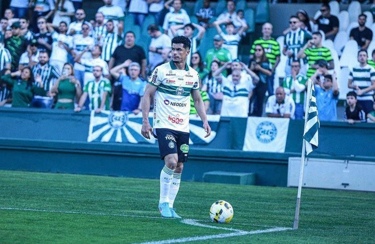 Lateral-esquerdo Egdio pelo Coritiba, em 2022
