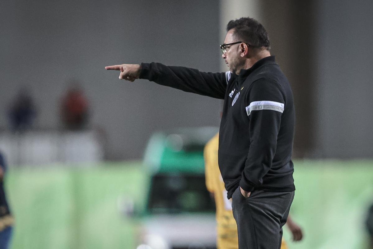 Fotos do jogo entre Brasiliense e Atltico no Estdio Klber Andrade, em Cariacica-ES, pela terceira fase da Copa do Brasil