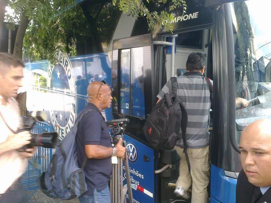 Imprensa, que espera na sede do clube, foi convidada a entrar em nibus do Cruzeiro para ir ao encontro de Ded, em local no revelado