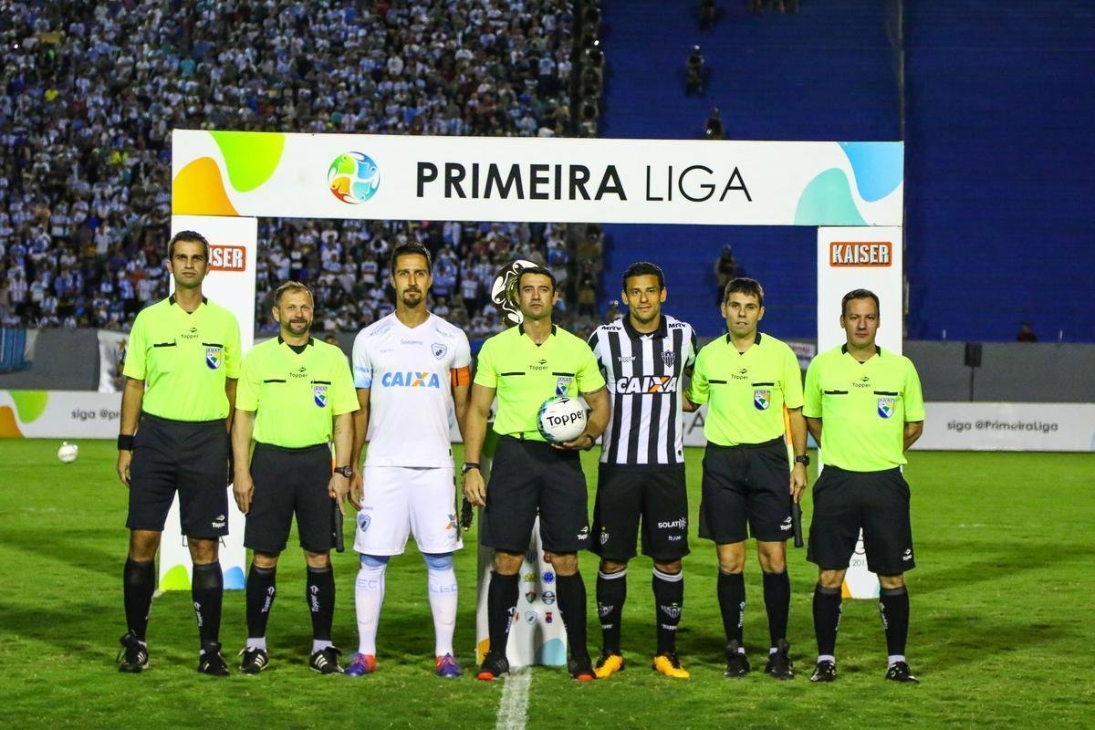 OUTUBRO: a caminhada de Oswaldo de Oliveira no Atltico comeou com bons resultados no Campeonato Brasileiro. Paralelamente  competio nacional, o time alvinegro enfrentava partidas da reta final da Primeira Liga. A final do torneio regional foi contra o Londrina, no Estdio do Caf, no dia 4 de outubro. Apesar do amplo favoritismo, o Galo no conseguiu furar o bloqueio rival no tempo regulamentar. Na deciso por pnaltis, brilhou a estrela do goleiro Csar, que defendeu as cobranas de Clayton e Rafael Moura. A Primeira Liga no era prioridade, mas a derrota causou irritao nos torcedores.