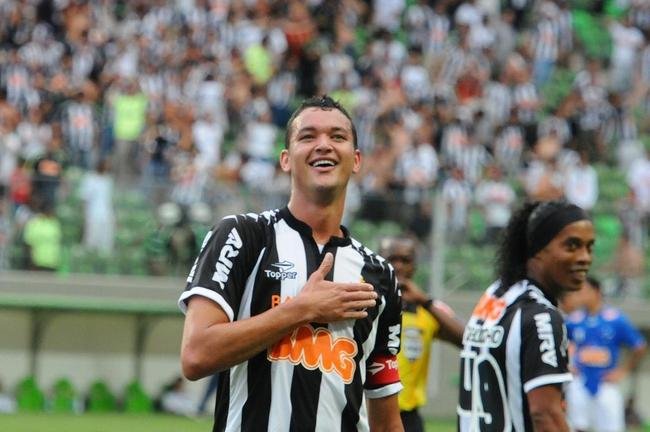Rver fez cinco gols no Cruzeiro na carreira. Na goleada do Grmio por 4 a 1 sobre o Cruzeiro, no Brasileiro de 2009, o zagueiro marcou pela primeira vez. Com a camisa do Galo, ele marcou trs vezes: vitria por 4 a 3 (Brasileiro de 2010); derrota por 6 a 1 (Brasileiro de 2011); e vitria por 3 a 2 (Brasileiro de 2012). Pelo Flamengo, ele marcou na vitria por 1 a 0 pelo Brasileiro de 2016.
