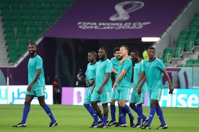 Jogo festivo entre lendas das Copas do Mundo reuniu �dolos do futebol como Materazzi, Essien, Michel Salgado, Seedorf, Jorge Campos, Terry, Del Piero, Vieri, Makelele, Deco, Zanetti, Batistuta, Mario Kempes, Cafu e Roberto Carlos no Est�dio Al Thumama e teve presidente da Fifa Gianni Infantino como �rbitro