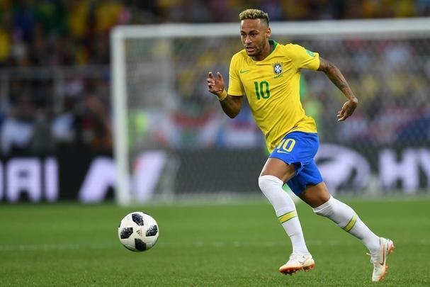 Poucas quedas, assistência e 'ousadia': a atuação de Neymar contra a Sérvia