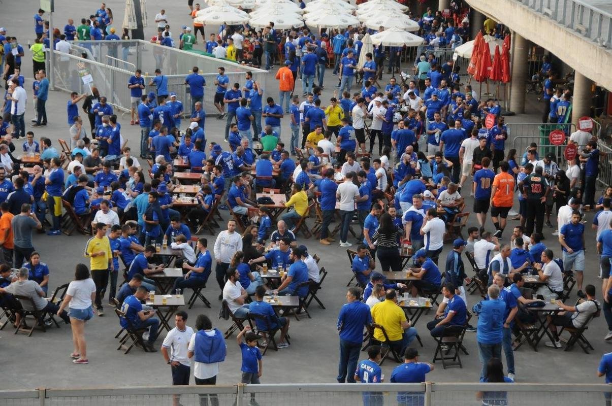 Fotos da chegada da torcida do Cruzeiro ao Mineiro na partida contra o CRB pela Srie B do Brasileiro; longas filas de formaram na esplanada antes da partida