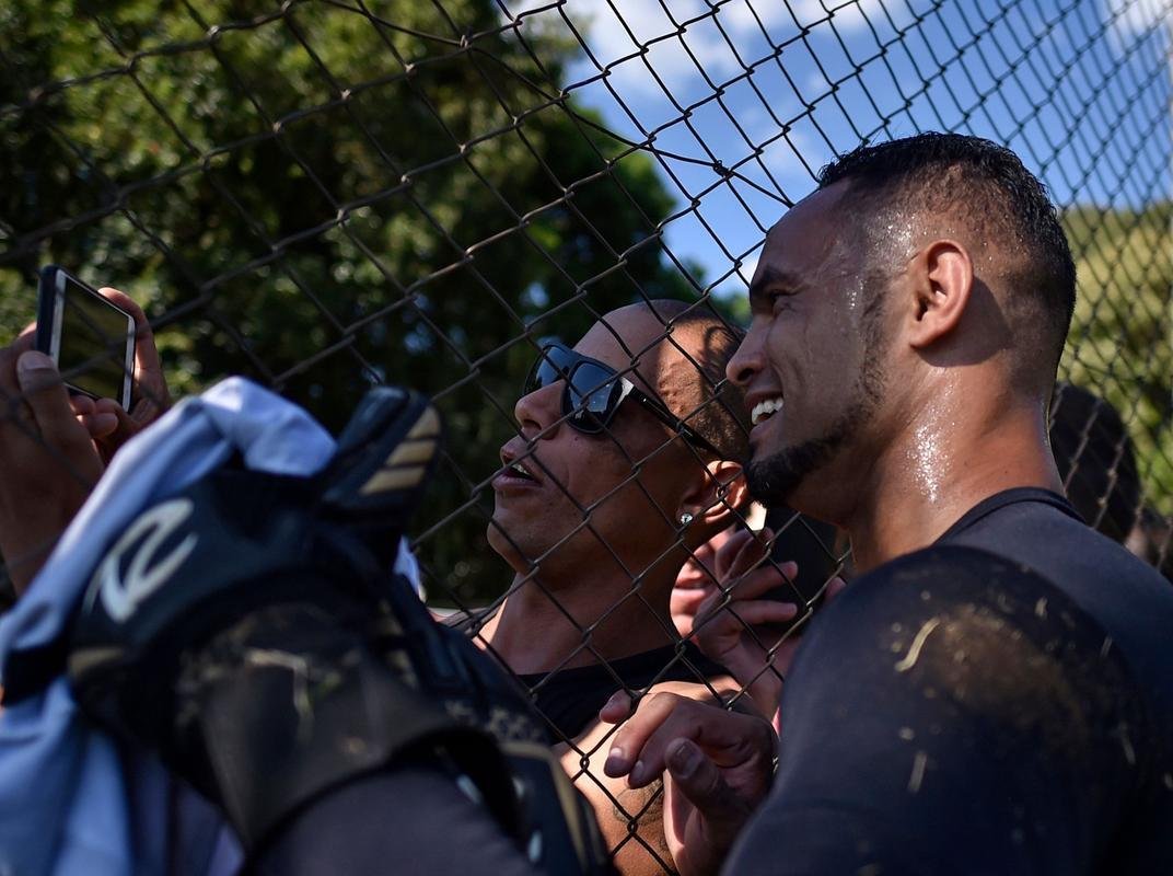 Goleiro Bruno foi apresentado neste sbado pelo Poos de Caldas