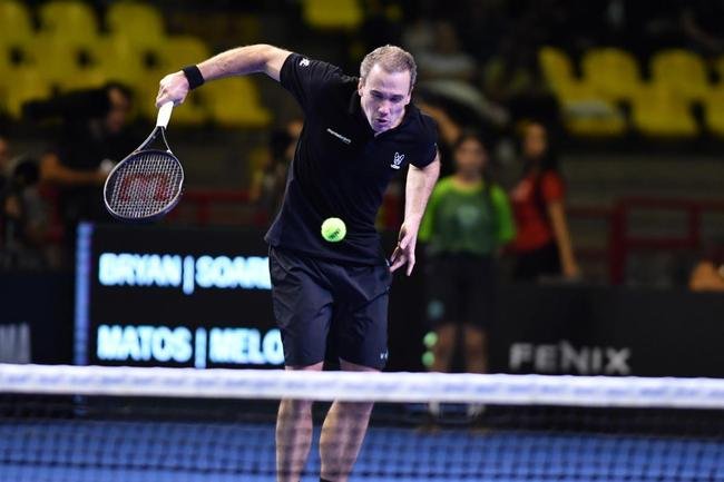 Cercado de amigos, familiares e com carinho do pblico, Bruno Soares se despediu oficialmente do tnis neste sbado (26), no Mineirinho, em BH. Multicampeo, tenista mineiro, de 40 anos, dividiu a quadra com Bob Bryan, Marcelo Melo e Rafael Matos