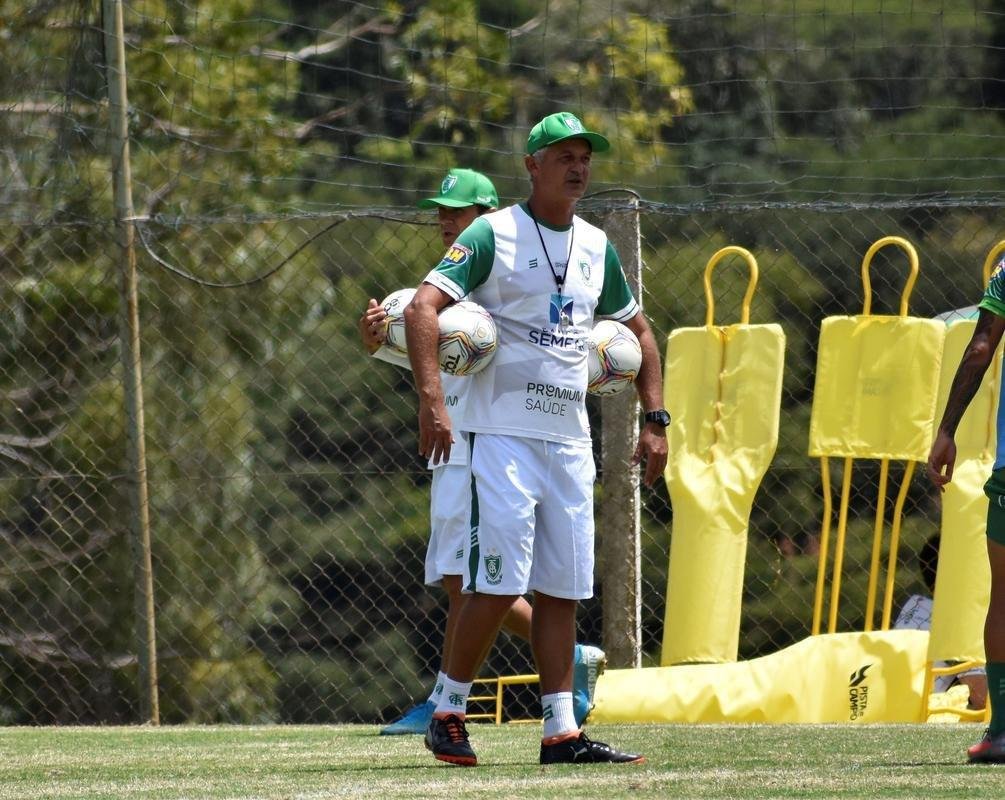 Dos dias 26 a 28 de janeiro, o Amrica realizou atividades totalmente voltadas ao confronto contra o Ava, pela 38 rodada da Srie B do Campeonato Brasileiro. Nesta sexta-feira (29), s 21h30, Coelho e Leo da Ilha se enfrentam no Independncia, em Belo Horizonte. A partida pode selar um indito tricampeonato do Amrica, que se isolaria como maior vencedor da competio. Alm disso, o elenco almeja a conquista para coroar uma temporada histrica, em que o clube foi semifinalista da Copa do Brasil.