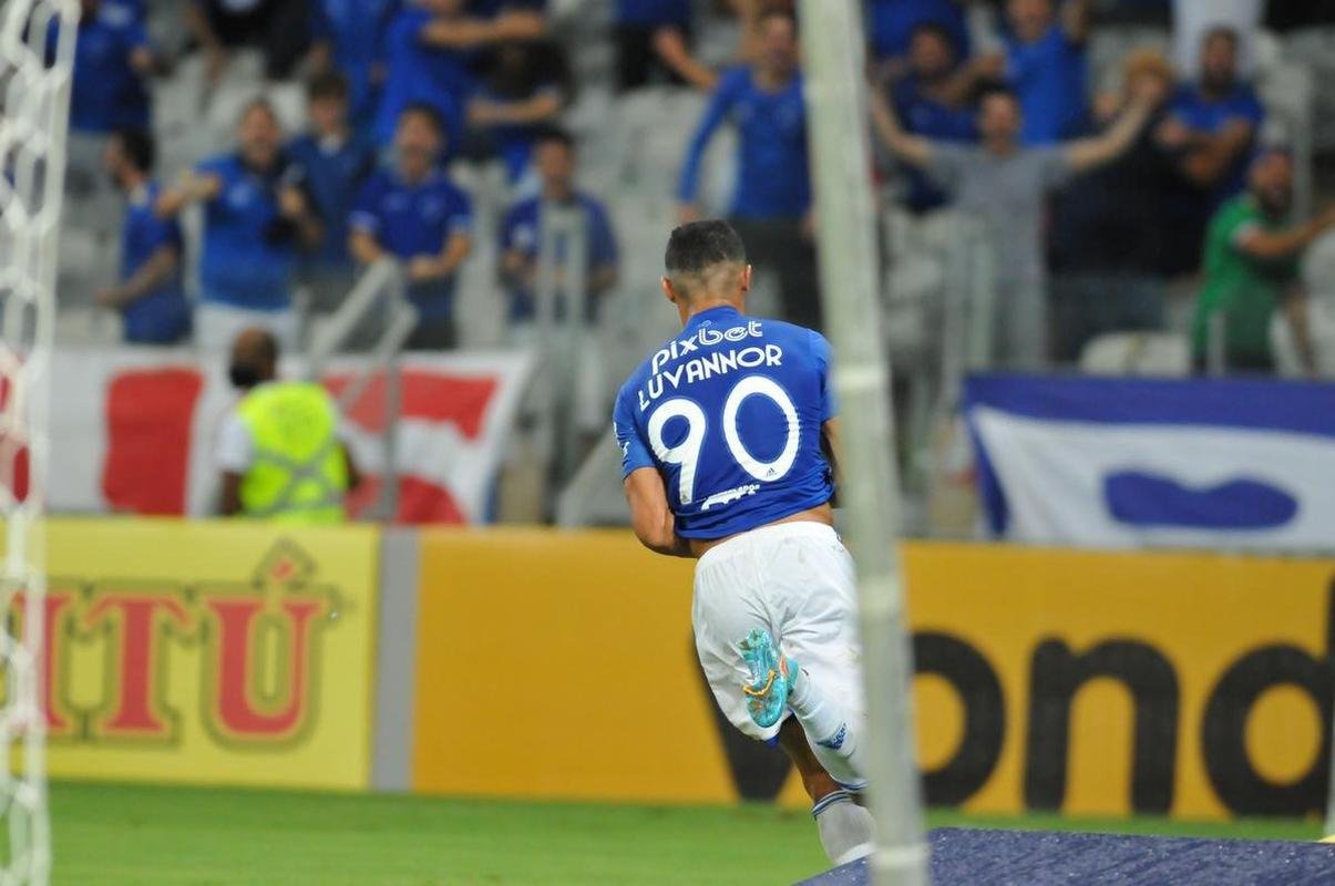 Fotos da torcida do Cruzeiro na vitria por 1 a 0 sobre o Londrina, no Mineiro, pela Srie B