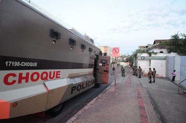 Torcida do Cruzeiro mira Srgio, Deivid e conselheiros em protesto no Horto, antes do jogo diante do Operrio-PR, pela Srie B
