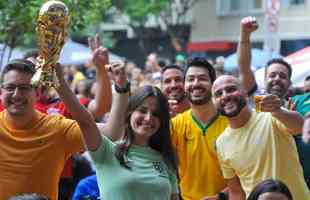 Na Savassi, em BH, torcida comemora goleada do Brasil sobre a Coreia do Sul