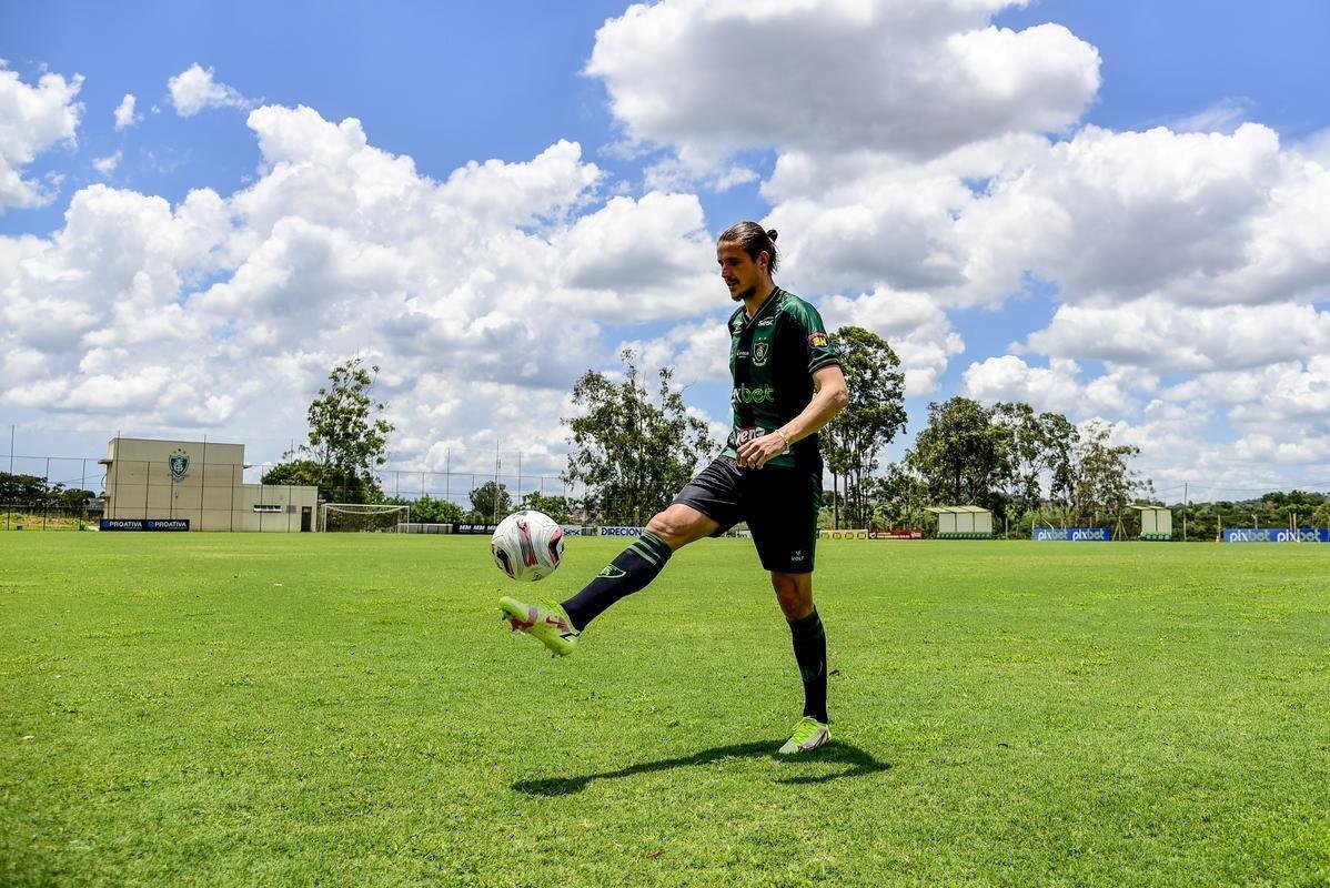 Zagueiro Iago Maidana, um dos nove refor�os do Am�rica para 2022, durante sua apresenta��o no CT Lanna Drumond, nesta quinta-feira (20)