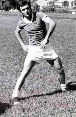 Roberto Perfumo (zagueiro) - estreou pelo Cruzeiro em 15 de abril de 1971, contra o Racing, seu ex-clube na Argentina, em torneio realizado no Panam. Considerado um dos melhores zagueiros do futebol sul-americano, Perfumo fez 141 partidas e marcou seis gols com a camisa cinco estrelas. Ele faleceu em maro de 2016, aos 73 anos.