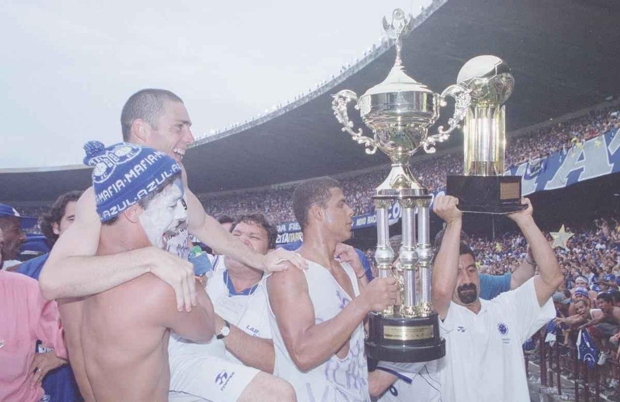 Depois da vitria por 2 a 1 sobre o Paysandu naquele 30 de novembro, no Mineiro, resultado que confirmou o ttulo brasileiro de 2003 com duas rodadas de antecedncia, jogadores do Cruzeiro, comisso tcnica e diretoria promoveram uma grande festa no gramado. Sem a taa oficial da CBF, o elenco deu a volta olmpica com trofus simblicos. Os mais de 75 mil presentes festejaram a indita Trplice Coroa no futebol brasileiro. Antes, o clube celeste j havia conquistado o Campeonato Mineiro de forma invicta e a Copa do Brasil.