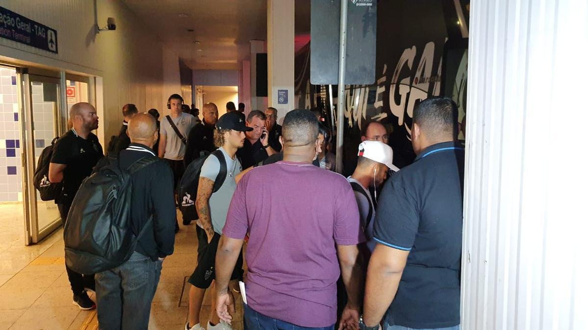 Jogadores do Atltico desembarcaram nesta quinta-feira, em Confins, na Grande Belo Horizonte, aps eliminao vexatria para Afogados-PE na Copa do Brasil. Demitidos, tcnico Rafael Dudamel, diretor de futebol Rui Costa e gerente de futebol Marques estavam junto com a delegao, mas no concederam entrevista.