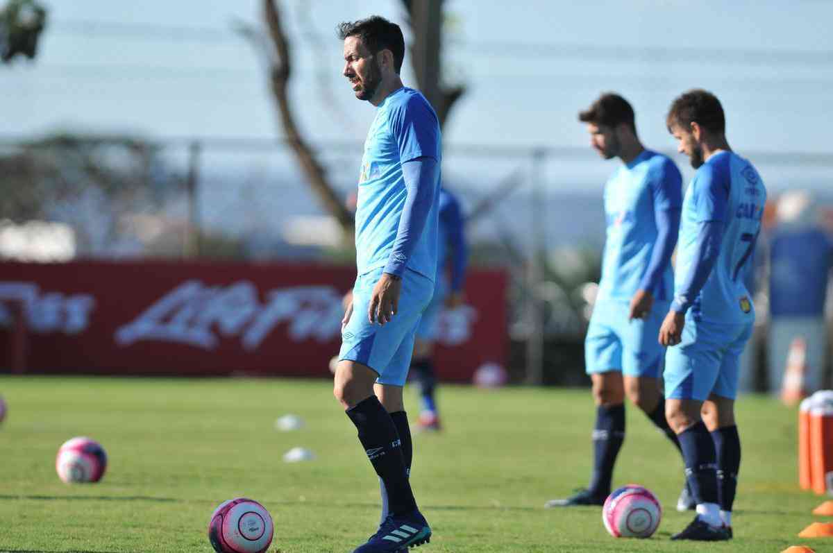 Fotos do treinamento do Cruzeiro desta tera-feira, na Toca II (Alexandre Guzanshe/EM D.A Press)