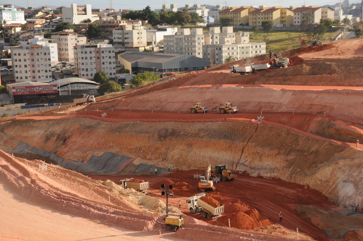 11/8/2020 - Obra de construção da Arena MRV, do Atlético. Além de tratores e caminhões, equipamentos de infraestrutura e tubulações começam a fazer parte da paisagem no terreno onde será erguido o estádio do Galo no Bairro Califórnia, em Belo Horizonte. Já são 113 dias de trabalho. (Juarez Rodrigues/EM/D. A Press)