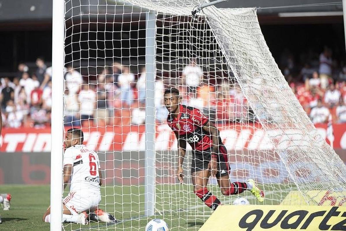 Flamengo massacrou So Paulo em pleno Morumbi e mantm sonho de conquistar o Campeonato Brasileiro, apesar de grande vantagem do Atltico