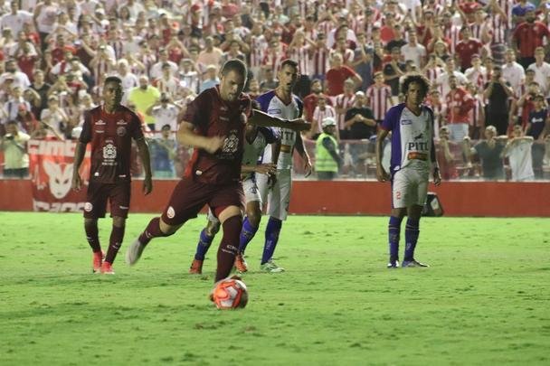Contra o Vitória, pelo Estadual, Wallace marcou dois gols de pênaltis e garantiu o placar de 2 a 0