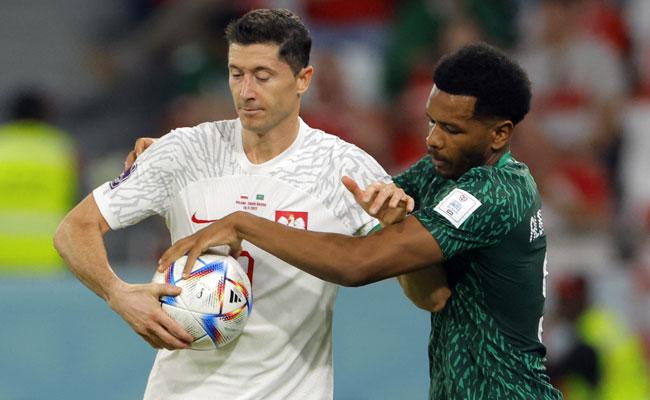 Treta foi constante entre zagueiro Ali Al-Bulayhi e o atacante Robert Lewandowski