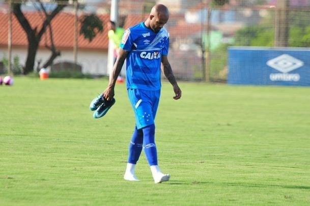 Sem Thiago Neves, que est com desgaste na panturrilha, Mano Menezes escalou o time titular do Cruzeiro no coletivo com Fbio; Lucas Romero, Leo, Murilo e Egdio; Henrique e Ariel Cabral; Robinho, Arrascaeta e Rafinha; Fred. Os reservas atuaram com Rafael; Arthur, Digo, Manoel e Marcelo Hermes; Lucas Silva, Nonoca e Bruno Silva; Rafael Marques, Rafael Sobis e Judivan